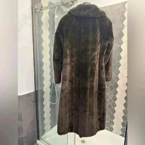 De ball stunning brown chevron faux fur coat. Well made and very good c… - Picture 2 of 10